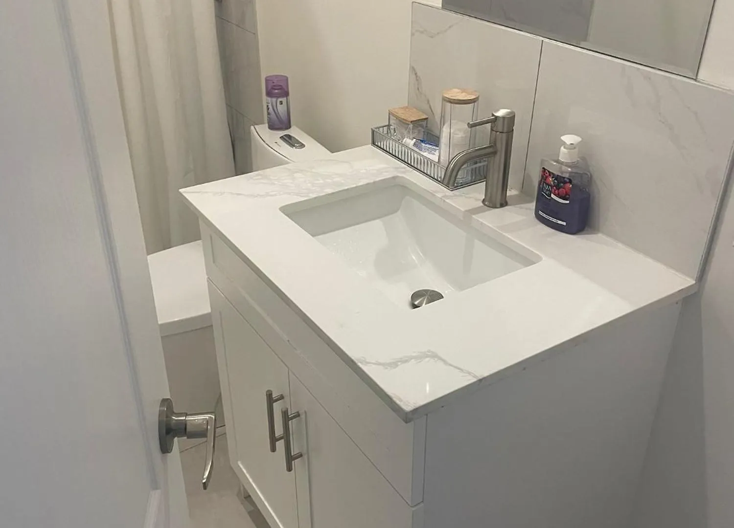 Maple Leaf Stay-Walk To Uoft,Dt,Street Cars,Bars,Rom-Free Wifi Toronto
