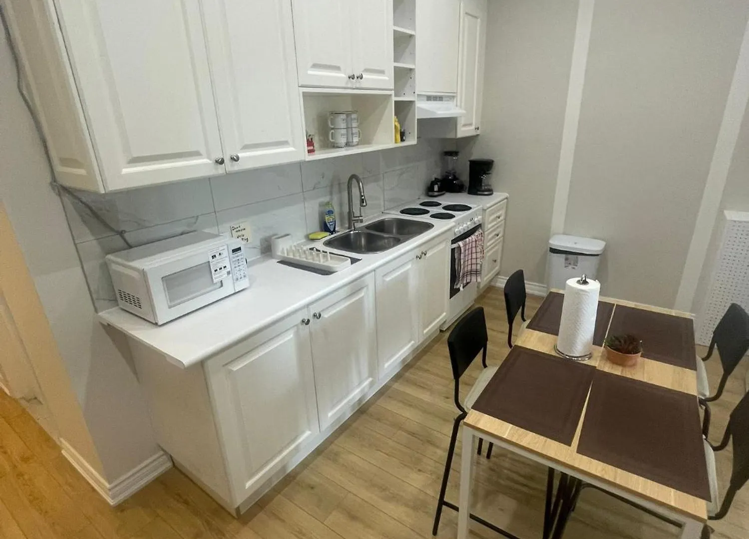 Maple Leaf Stay-Walk To Uoft,Dt,Street Cars,Bars,Rom-Free Wifi Toronto